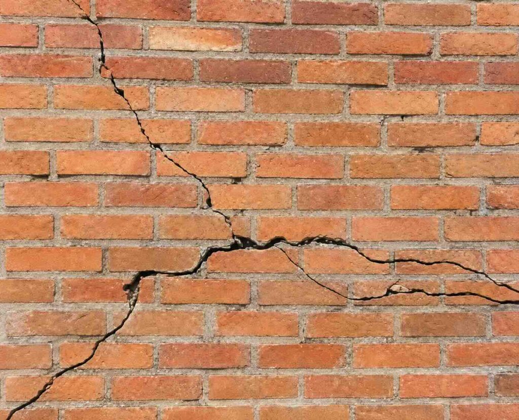 dilapidation-survey-cracked-brick-wall-melbourne